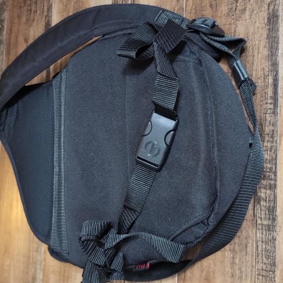 Tamrac Velocity 8x Camera Sling Bag in Black - Picture 5 of 10